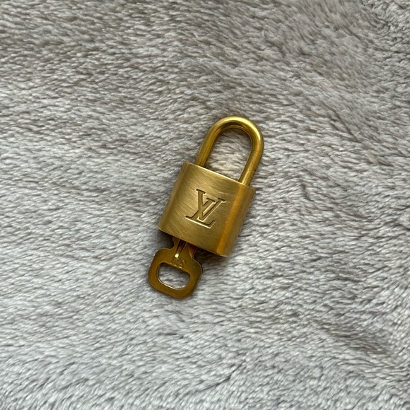 Louis Vuitton Lock & Key #321 - Picture 3 of 7